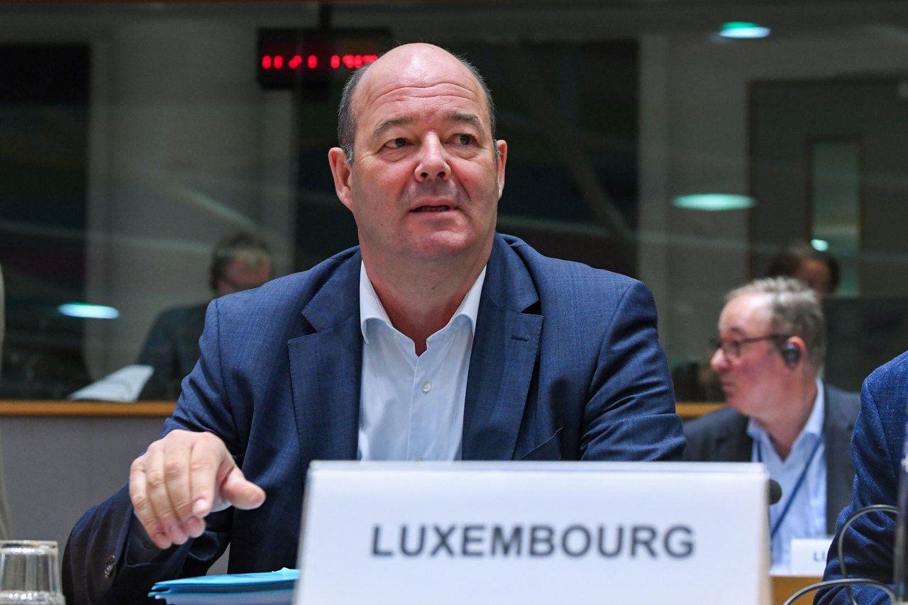 Le ministre Claude Haagen, vu d'en face, assis à la table de réunion du Conseil « Agriculture et Pêche ». 