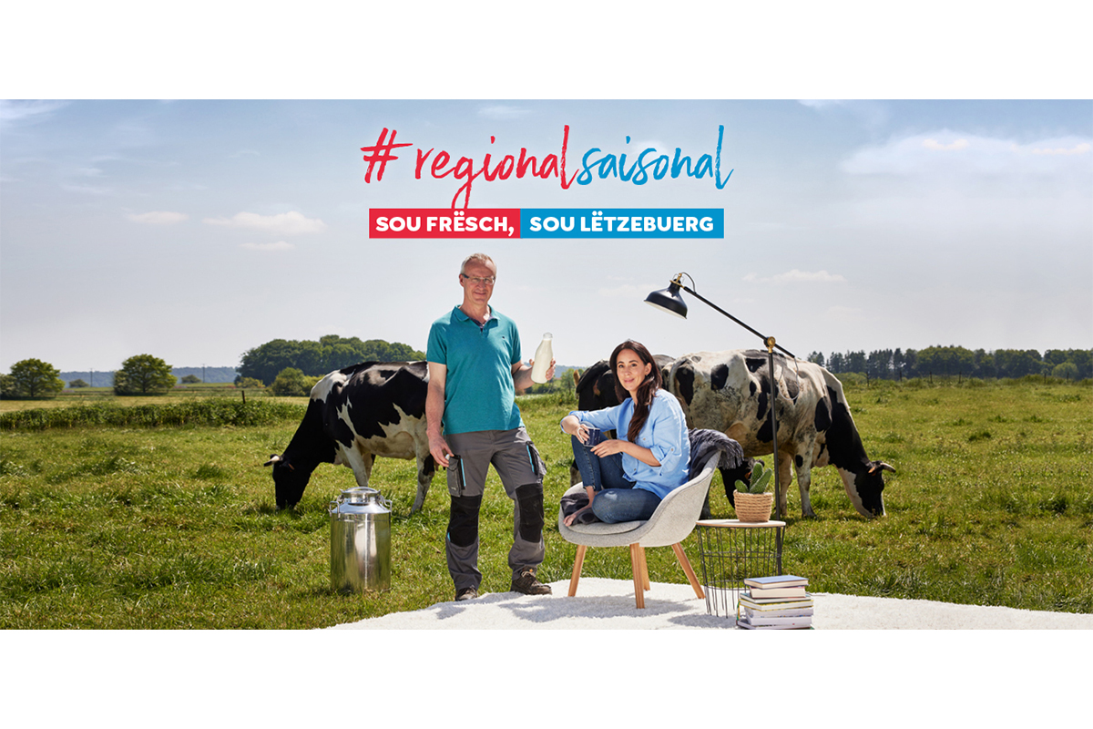 Das Plakat der Kampagne „Sou frësch, sou Lëtzebuerg“ zeigt einen Milchbauern mit einer Flasche Milch in der Hand. Er steht auf der Weide, hinter ihm grasen zwei Kühe. Neben ihm sitzt eine Frau in einem Sessel, eine Tasse Kaffee in der Hand. 