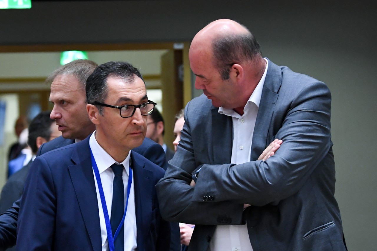 Claude Haagen, ministre de l’Agriculture, de la Viticulture et du Développement rural parle avec Cem Özdemir, ministre allemand de l'Agriculture et de l'Alimentation.