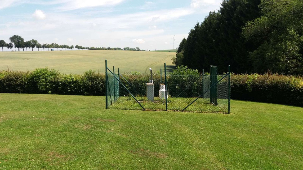 Une des 39 stations météo de AgriMeteo est installée au milieu d'un pré.