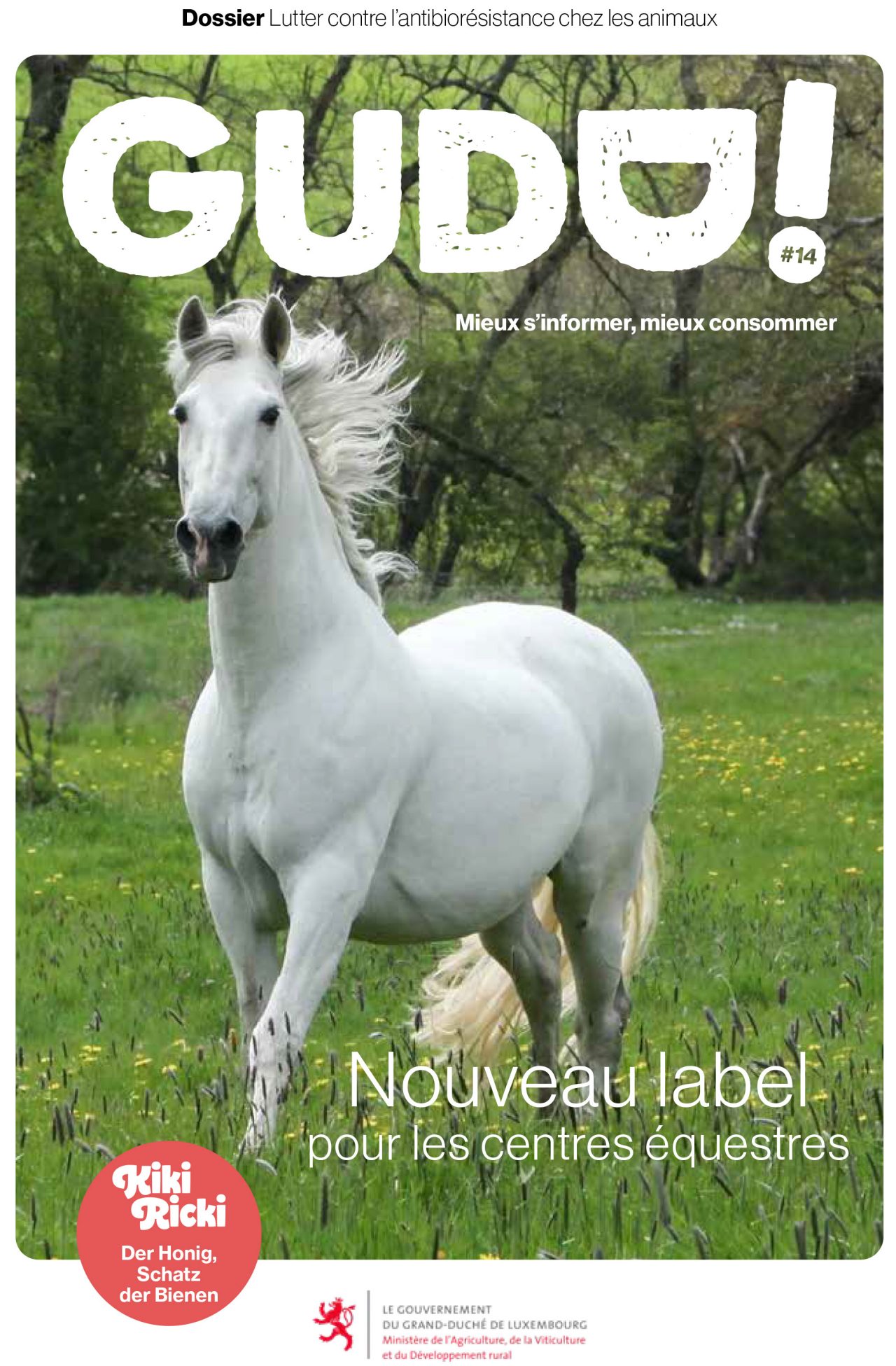 Cover der neuen Ausgabe des Magazins GUDD! Darauf ist ein weißes Pferd im Galopp auf einer grünen Wiese zu sehen. Thema ist ein neues Label für Pensions- und Turnierställe.