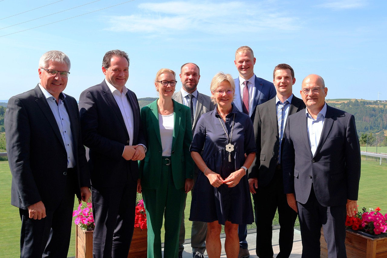 (v.l.n.r.) Christian Hofer (Direktor des Bundesamtes für Landwirtschaft, Schweiz), Norbert Totschnig (Bundesminister für Land- und Forstwirtschaft, Österreich), Sabine Monauni (stellvertretende Regierungschefin und Landwirtschaftsministerin Liechtensteins), Christian Hahn (Präsident der Landwirtschaftskammer), Martine Hansen (Landwirtschaftsministerin Luxemburg), Charel Ferring (Lëtzebuerger Landjugend a Jongbaueren, LLJ), Sam Mille (Service Jeunesse der Centrale Paysanne Luxembourg), Prof. Dr. Dr. Markus Schick (Staatssekretär im deutschen Bundeslandwirtschaftsministerium)