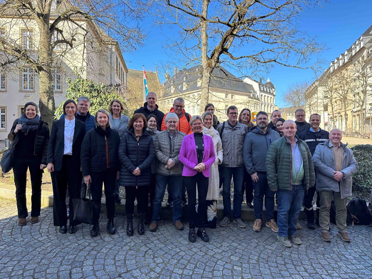 (de g. à dr.) Jeanne Bormann, chargé d’études dirigeant, chef de service (production animale), ministère de l’Agriculture, de l’Alimentation et de la Viticulture ; Christiane Vaessen, conseillère, Chambre d'agriculture ; Romain Wester, agriculteur, Cochy ; Michelle Schroeter, Administration luxembourgeoise vétérinaire et alimentaire (ALVA) ; Christiane Mangen, GUDD, affaires générales, ministère de l’Agriculture, de l’Alimentation et de la Viticulture ; Liette Wiesen, assistante administrative, Service Réception et Logistique, ALVA ; Dr Tom Petit, chef de service, inspecteur-vétérinaire, Service Santé animale et zoonoses, ALVA ; Manon Bourg, cheffe de la Division Laboratoire de médecine vétérinaire de l'Etat , ALVA; Jo Studer, président de la Fédération Saint-Hubert des Chasseurs du Grand-Duché de Luxembourg (FSHCL) et associé-gérant de la Provençale ; Jean Schoos, groupe de sauvetage animalier du Corps grand-ducal d’incendie et de secours (CGDIS) ; Martine Hansen, ministre de l’Agriculture, de l’Alimentation et de la Viticulture ; Lea Bonblet, Direction des ressources naturelles, de l’eau et des forêts, ministère de l’Environnement, du Climat et de la Biodiversité ; Véra Adam, Service Santé animale et zoonoses, ALVA ; Laurent Schley, chef de service, Service Faune sauvage et Chasse, Administration de la nature et des forêts (ANF) ; Dr Malou Grasges, cheffe du Service poste contrôle frontalier, inspecteur-vétérinaire, ALVA ; Eric Pesch, membre du Comité de direction, Centrale paysanne luxembourgeoise (CPL) ; Marc Schmit, Ponts et Chaussées ; Marc Reiter, vice-président de la Fédération Saint-Hubert des Chasseurs du Grand-Duché de Luxembourg (FSHCL) ; Patrick Majerus, haut-commissaire adjoint à la Protection nationale, HCPN ; Marianne Jacobs, membre du service, Service Faune sauvage et Chasse, ANF ; Louis Kox, groupe de sauvetage animalier du CGDIS ; Dr Felix Wildschutz, directeur de l’Administration luxembourgeoise vétérinaire et alimentaire (ALVA)