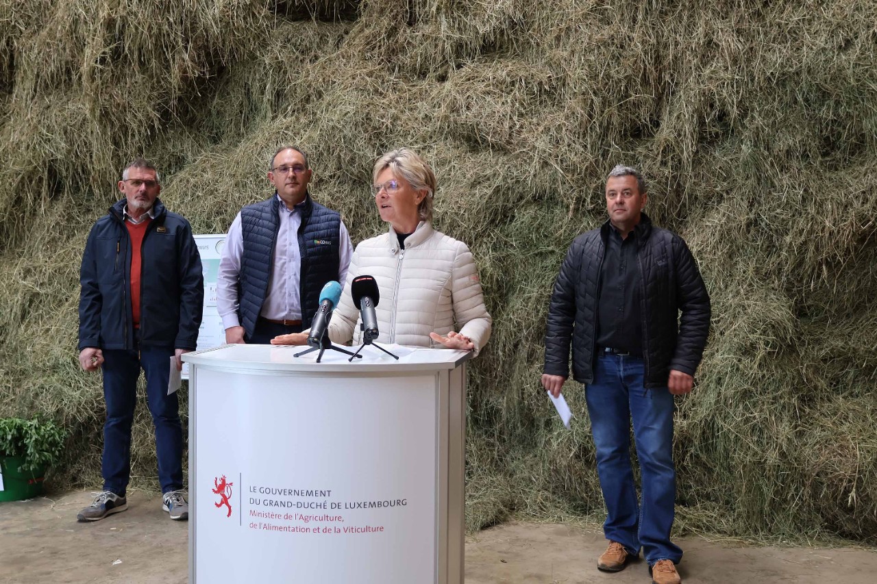 (de g. à dr.) Louis Boonen, membre de l’Assemblée plénière de la Chambre d’agriculture, membre de la Task Force Ammoniac ; Nico Antony, président du département conseil de Convis, membre de la Task Force Ammoniac ; Martine Hansen, ministre de l’Agriculture, de l’Alimentation et de la Viticulture ; Aloyse Marx, agriculteur, membre de la Task Force Ammoniac 