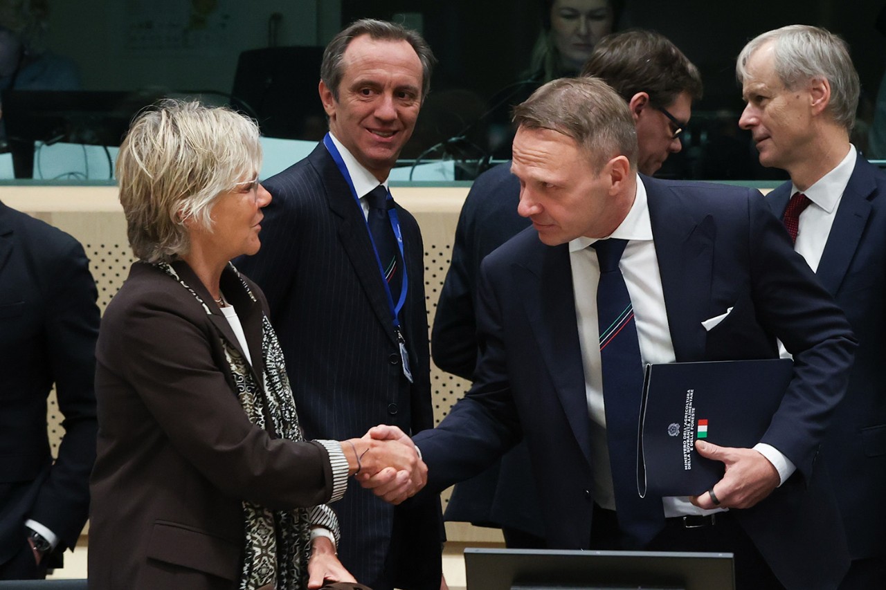 Les ministres de l’Agriculture Martine Hansen (L) et Francesco Lollobrigida (IT)