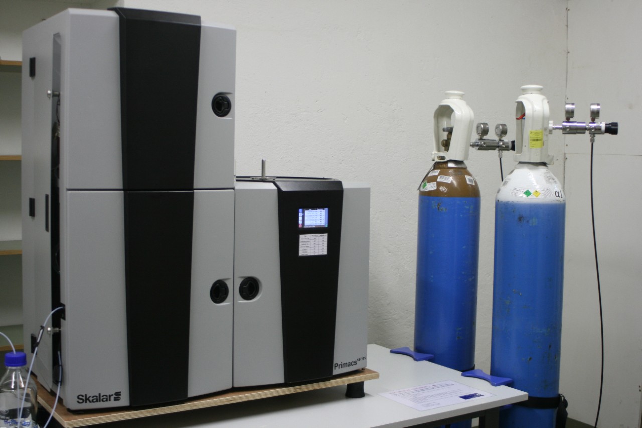 Bodenlabor - CN-Analyzer zur Bestimmung von Kohlenstoff und Stickstoff.