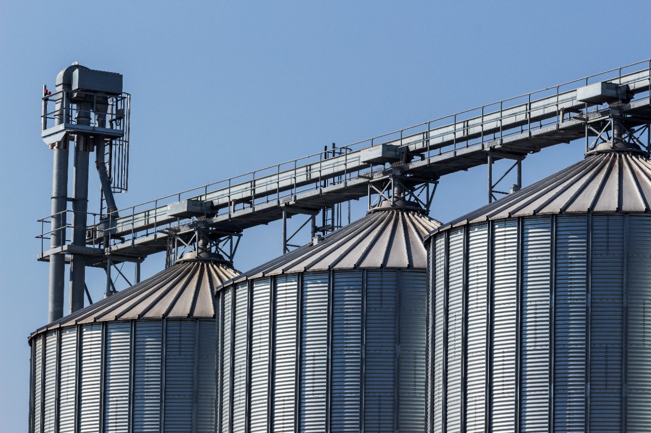 Futtermittel - Futtersilos in einem Lagerhaus